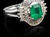 une bague en émeraude et diamant