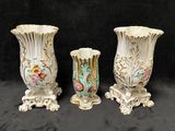 trois vases posés sur une surface noire