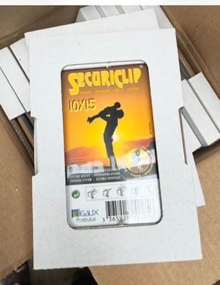 une boîte en carton sur laquelle est représenté un skateur