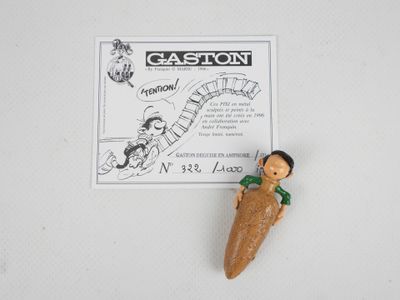 une petite figurine représentant un homme tenant une carotte