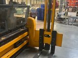 un chariot élévateur à fourche garé dans un entrepôt