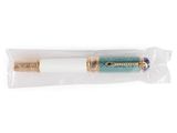 un gros plan d'un stylo vert et doré sur fond blanc
