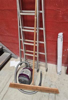 une photo montrant un aspirateur et une échelle dans un garage