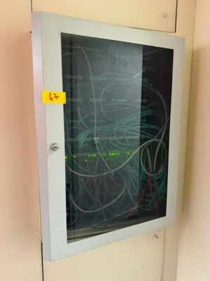 une photo d'une armoire murale contenant des câbles