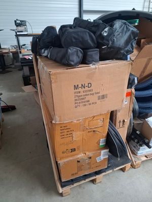 une pile de bagages posée sur un chariot dans un garage