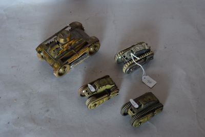Trois petites voitures miniatures sont posées les unes à côté des autres sur une table