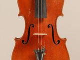 un vieux violon avec un archet accroché à son dos