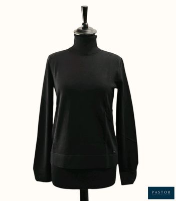 un pull noir pour femme sur un mannequin