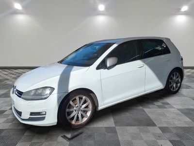 la volkswagen golf blanche est garée sur un carrelage à carreaux