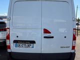 une camionnette blanche garée dans un parking avec d'autres voitures