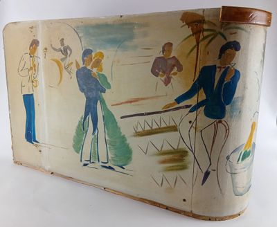 une peinture sur le côté d'une valise posée sur une table