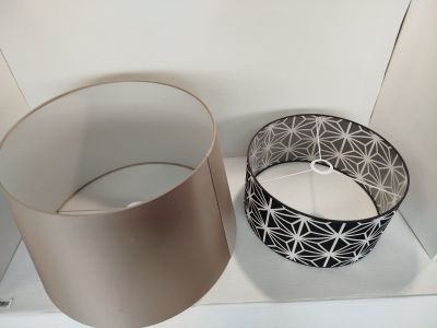 une bougie posée sur une étagère à côté d'une lampe