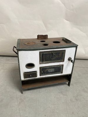 une cuisinière à l'ancienne avec deux feux sur le dessus