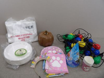 de nombreux objets posés ensemble sur la table