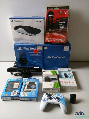 tout un tas de jeux et d'accessoires différents posés sur la table