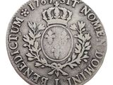 Gros plan sur une pièce de monnaie ornée d'une couronne