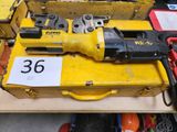 une boîte à outils jaune sur laquelle sont représentés des outils et une pancarte indiquant « 365 »