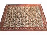 un tapis à bordure rouge sur fond blanc