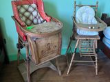 une chaise haute à côté d'une chaise haute
