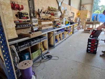 un homme debout dans un garage avec un skateboard