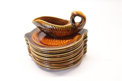 une pile d'assiettes surmontée d'un bol et d'une soucoupe