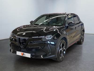 vue de face d'une voiture noire garée dans un showroom