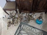 beaucoup d'objets en verre et en métal par terre