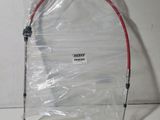 un gros plan d'un tuyau rouge sur un sac en plastique