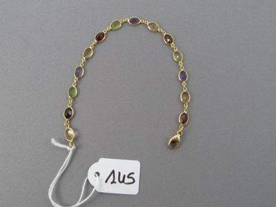 un gros plan d'un bracelet auquel est attachée une étiquette