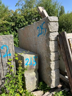 un tas de parpaings qui ont été laissés par terre