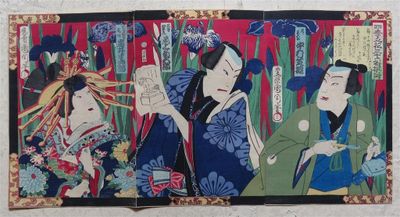 Trois femmes vêtues de kimonos se tiennent côte à côte