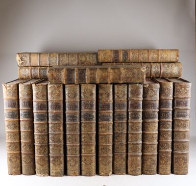 un tas de vieux livres empilés les uns sur les autres