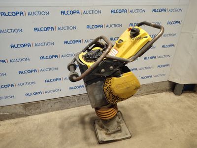 un gros plan d'une machine posée sur un support devant un mur