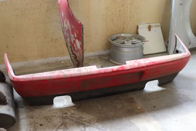 un bateau rouge posé au milieu d'une pièce sale