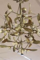 Lustre en bronze doré à décor de gui, XX° siècle. (photo 2)