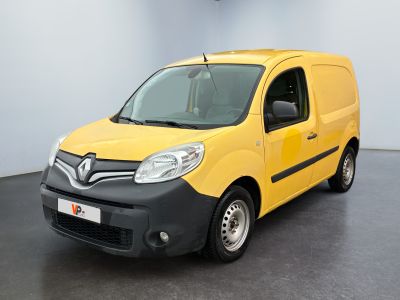 une camionnette jaune et noire garée dans une pièce blanche au sol noir