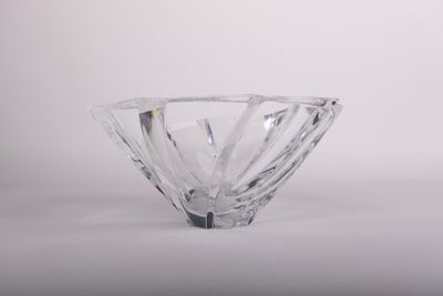 un saladier en verre transparent sur fond blanc, vide