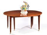 une table sur laquelle est posée une figurine d'oiseau