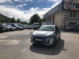 une voiture argentée garée devant un bâtiment
