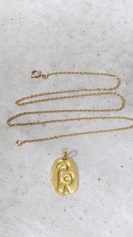 Pendentif religieux en or 750‰. En règle. Poids brut :  3,11gr. J...
