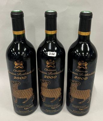 trois bouteilles de vin rouge ornées de motifs dorés sur un fond blanc