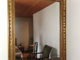 un miroir posé sur une commode dans une chambre
