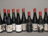plusieurs bouteilles de vin sont alignées sur une table