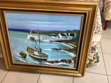un tableau représentant un bateau dans l'eau, à côté d'un canapé