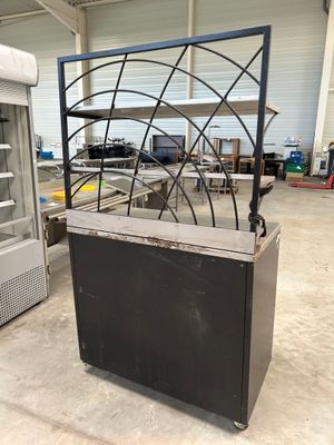 une photo d'une vitrine dans un entrepôt, dotée d'une structure métallique
