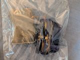 un sac posé sur une table à côté d'une paire de ciseaux