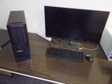 un ordinateur de bureau posé sur une table avec un clavier et une souris