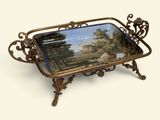 un plateau orné d'une peinture, posé sur une table