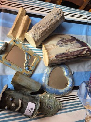 une nappe rayée bleue et blanche sur laquelle sont disposés divers objets