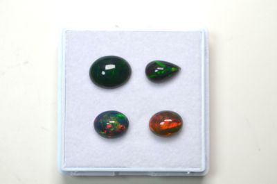 Un lot de 4 opales cabochons "très très irisées" (très très …